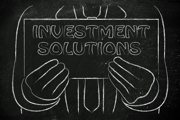 Man med investeringar lösningar skylt — Stockfoto