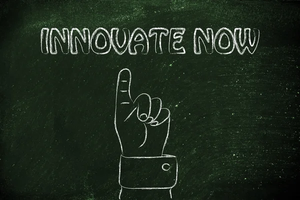 Указывая рукой на надпись Innovate Now — стоковое фото