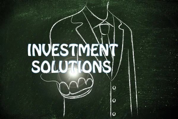Geschäftsmann verteilt das Wort Investitionslösung — Stockfoto