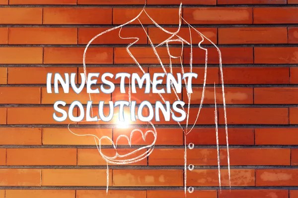 Affärsman dela ut ordet investeringen lösning — Stockfoto