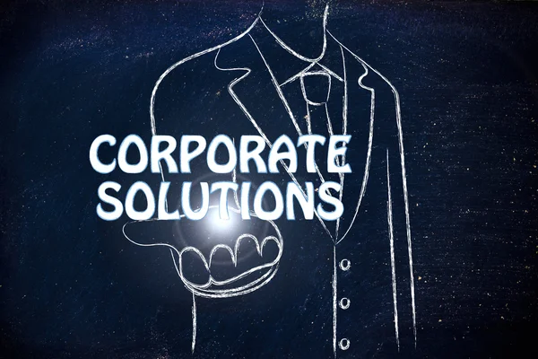 Empresário distribuindo a palavra Soluções Corporativas — Fotografia de Stock