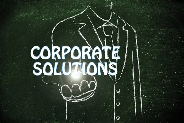 Empresário distribuindo a palavra Soluções Corporativas — Fotografia de Stock