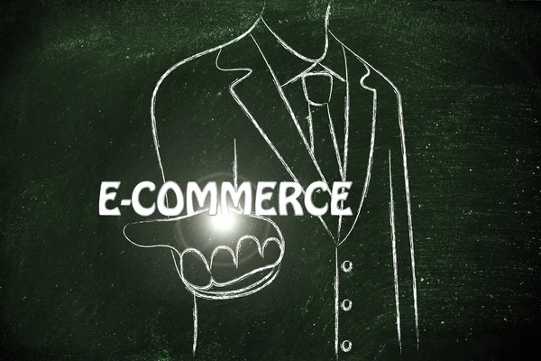 Бизнесмен, держащий слово E-commerce — стоковое фото