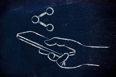 El ele tutuşan cep telefonu