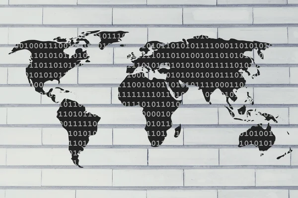 Mapa del mundo hecho de código binario superpuesto — Foto de Stock