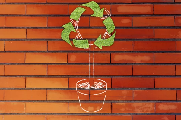 リサイクル シンボルの形の葉を持つ木 — ストック写真