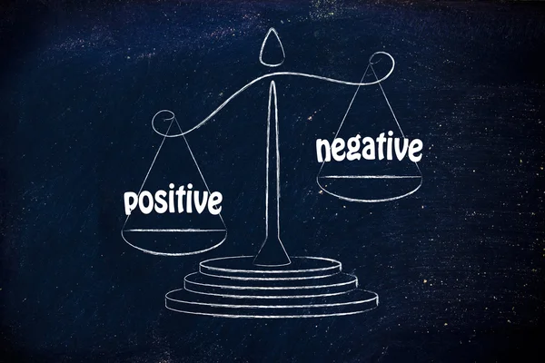 Metapher des Gleichgewichts, das Positive und Negative misst — Stockfoto