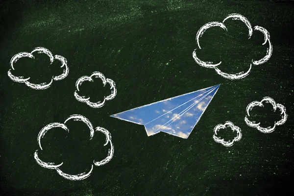 Avión de papel con cielo lleno y nubes — Foto de Stock