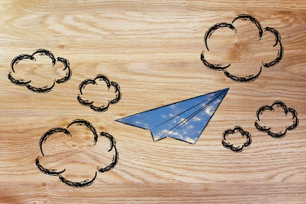 Aereo di carta con riempimento cielo e nuvole — Foto Stock