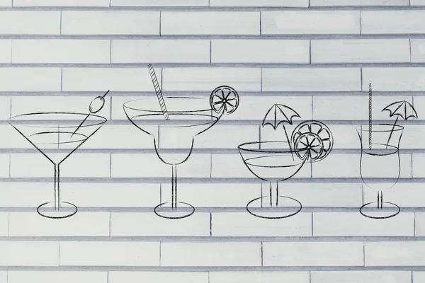 Коктейли и стаканы для питья — стоковое фото