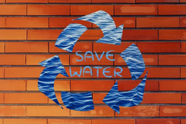 Guardar palabra de agua en el símbolo de reciclaje — Foto de Stock