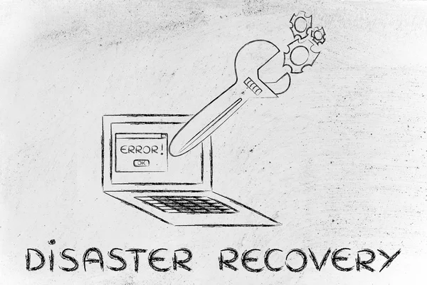 Llave de gran tamaño la fijación de una computadora, recuperación ante desastres —  Fotos de Stock
