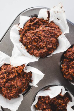 healthy cocoa baked oats cups in muffin tray, diabetes and toddler friendly snack or breakfast