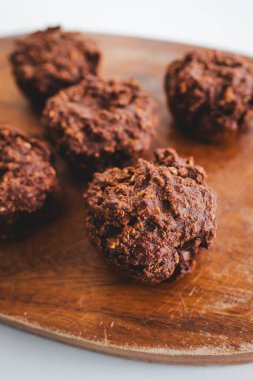 healthy cocoa baked oats cups in muffin tray, diabetes and toddler friendly snack or breakfast