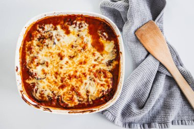 Mutfak tezgahında peynirli ve mercimek soslu ev yapımı vejetaryen vejetaryen parmesan peyniri ve mercimek yahnisi.