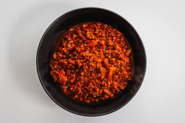 Bitki bazlı mercimek ve taklit et bolonez kasesi, sağlıklı yüksek proteinli vejetaryen yemekleri, sağlıklı ev yemekleri ve besleyici diyabet arkadaşça konsepti.