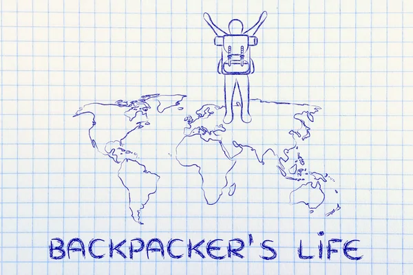 背包客在世界地图，欣喜关于他的生活方式 — 图库照片