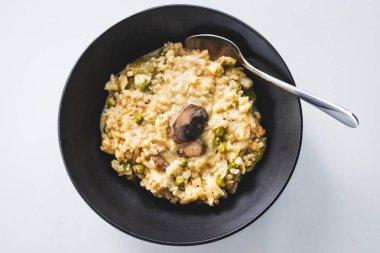 Mantar ve bezelye soslu kremalı risoni makarna, rahatlatıcı vejetaryen yemekleri, sağlıklı malzemeler ve ev yapımı Akdeniz tarzı tatlar sergileniyor.