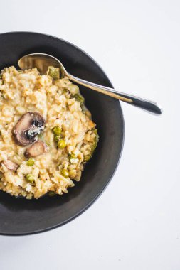 Mantar ve bezelye soslu kremalı risoni makarna, rahatlatıcı vejetaryen yemekleri, sağlıklı malzemeler ve ev yapımı Akdeniz tarzı tatlar sergileniyor.