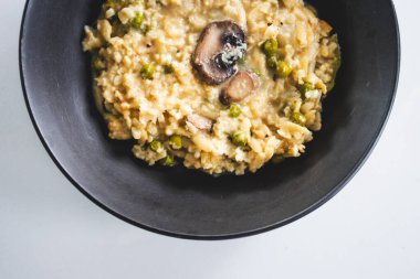 Mantar ve bezelye soslu kremalı risoni makarna, rahatlatıcı vejetaryen yemekleri, sağlıklı malzemeler ve ev yapımı Akdeniz tarzı tatlar sergileniyor.