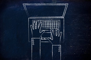 Eller dizüstü bilgisayarda klavyede yazıyor.