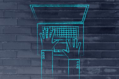 Eller dizüstü bilgisayarda klavyede yazıyor.