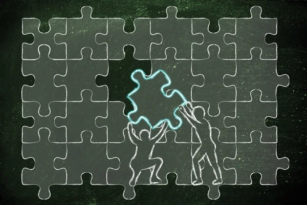 Mannen voltooiing van een puzzel met het ontbrekende stuk — Stockfoto