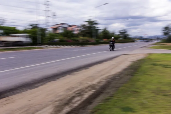 Motorfiets pannen in road, Asia — Stockfoto