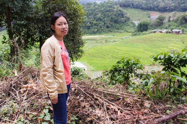 Thaise vrouw met terrasvormige Rice Field, Pha Mon Chiangmai Thailand — Stockfoto