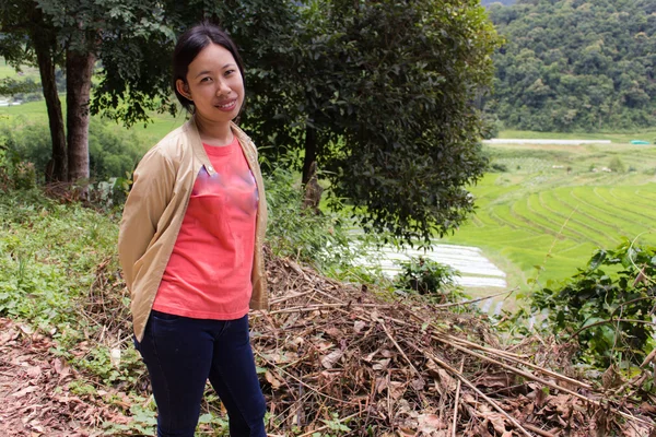 Thaise vrouw met terrasvormige Rice Field, Pha Mon Chiangmai Thailand — Stockfoto