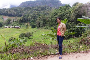 Teras alanı pirinç Pha Pzt Chiangmai Tayland Taylandlı kadın