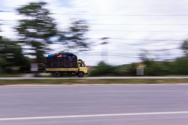 Gele vrachtwagen versnellen in weg — Stockfoto