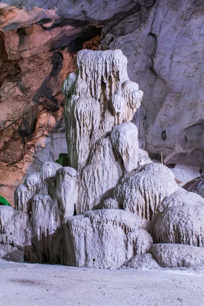 Hanging Rock in Luang Pha Wiang grot, Lamphun, Thailand Rechtenvrije Stockfoto's
