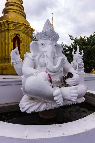 Bílá Ganéša socha v thajském chrámu — Stock fotografie