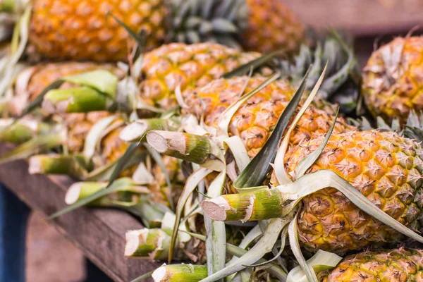 Frische Ananas auf dem Markt für frisches Obst — Stockfoto