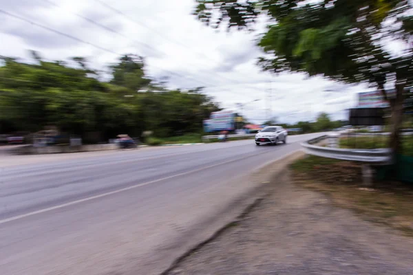 Auto za překročení rychlosti v silniční — Stock fotografie