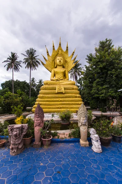 Grande Buda com uma naga sobre sua cabeça no templo tailandês — Fotografia de Stock
