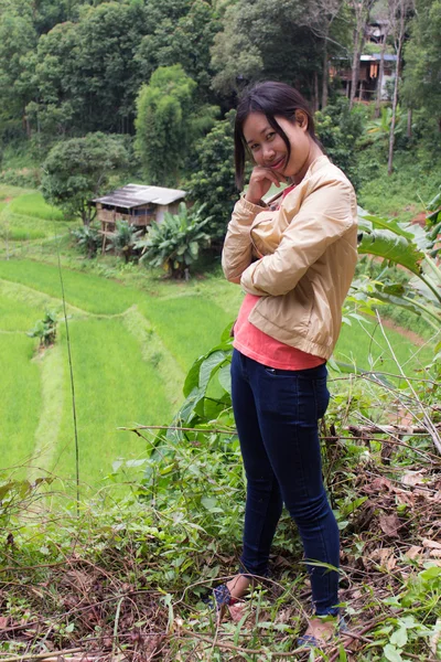 Thaise vrouw met terrasvormige Rice Field, Pha Mon Chiangmai Thailand — Stockfoto