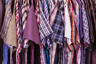 Askıları Tay pazarında asılı t-shirt