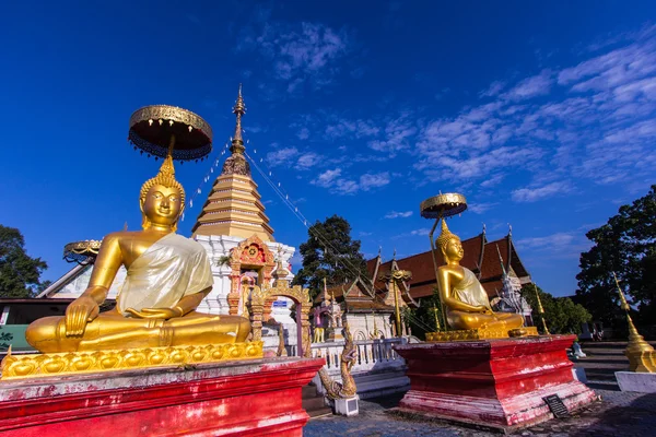 Estátua buda dourada tailandesa com pagode — Fotografia de Stock