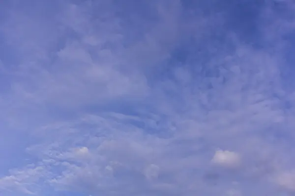 Kék ég felhők háttér és textúra — Stock Fotó