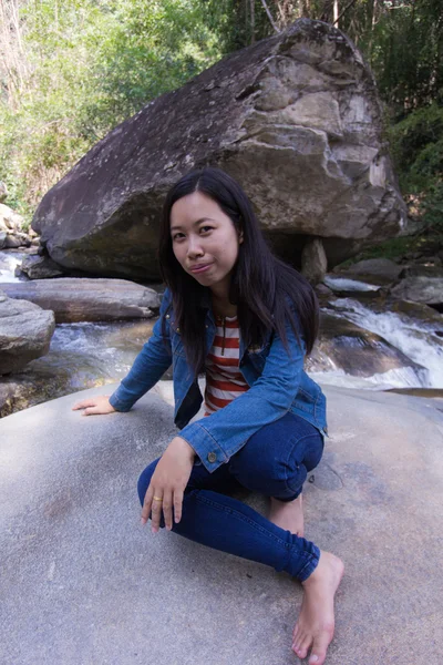 Thaise vrouw met rots in de rivier — Stockfoto