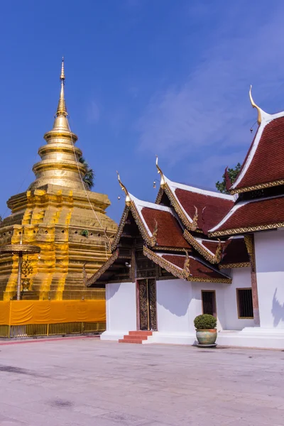 Phra That Si Chom Thong Vora Vihan pagoda, Chiangmai, Thailand — Stock Photo, Image