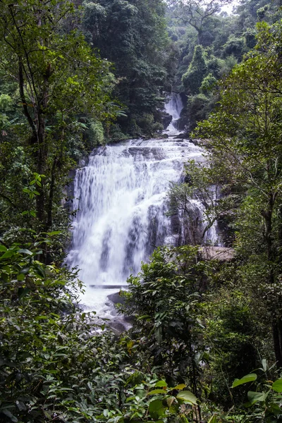 Sirithan şelale Doi Inthanon Milli Parkı'nda, Chiang Mai Tayland