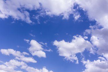 Mavi gökyüzünde beyaz bulutlar