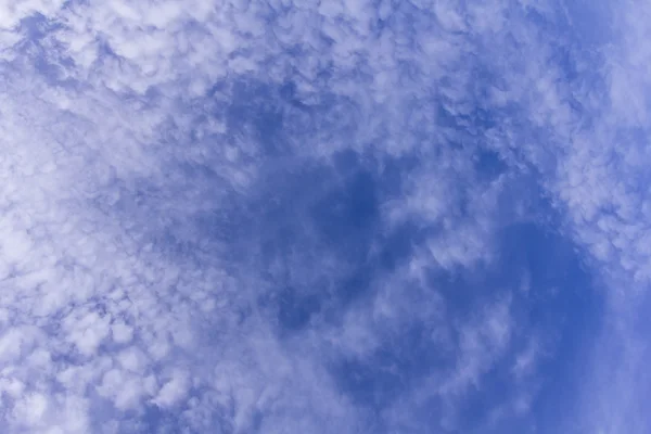 Szépség kék ég, a felhők, a háttérben — Stock Fotó