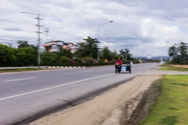 Motorfiets pannen in road, Asia — Stockfoto