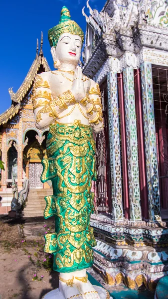 Thaise angel standbeeld met kapel — Stockfoto