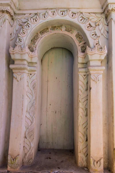 Vieille porte temple thaï — Photo