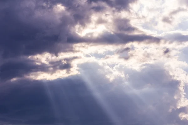 Sunbeam haze mavi gök, güneş ışığı ile toplantısı üzerinde aracılığıyla